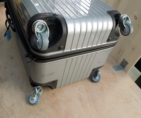 Koffer-Reparatur neue Kofferrollen auf Koffer