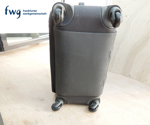 Koffer-Reparatur - ein Set neuer Kofferrollen an gebrauchten Koffer