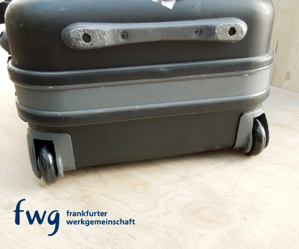 Koffer-Reparatur – zwei neue Kofferrollen an gebrauchten Koffer