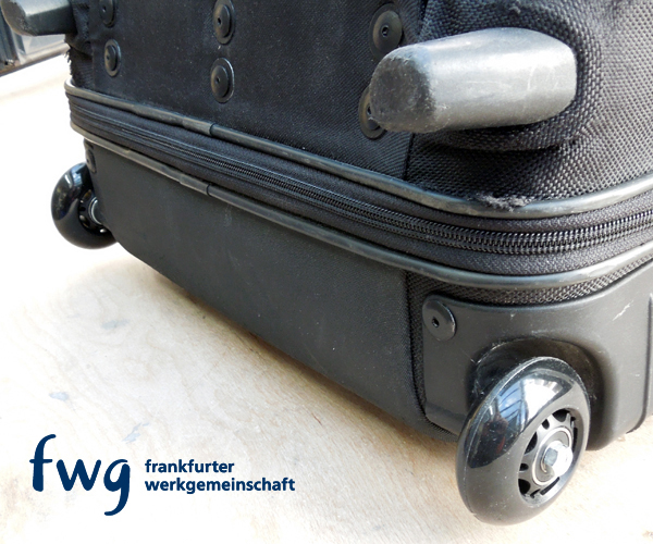 Koffer-Reparatur - zwei neue Kofferrollen repapieren