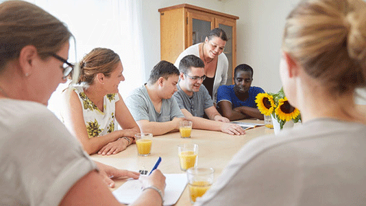 Bild mit einer Gruppe Menschen beim Wohnen für junge Erwachsene